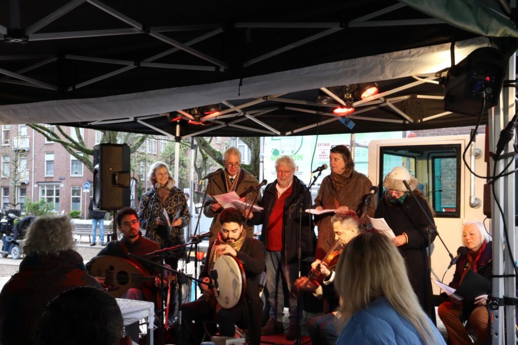 Het Pauzekoor zong bij openbare iftars ook in Oost op het Krugerplein