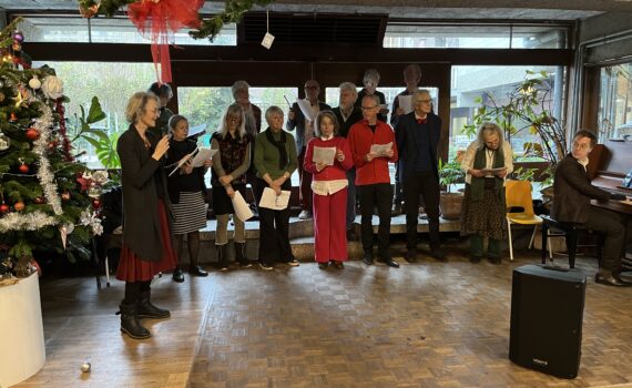 Spaanstalige kerstliederen tijdens de Kerstmarkt Casa Migrante 2025