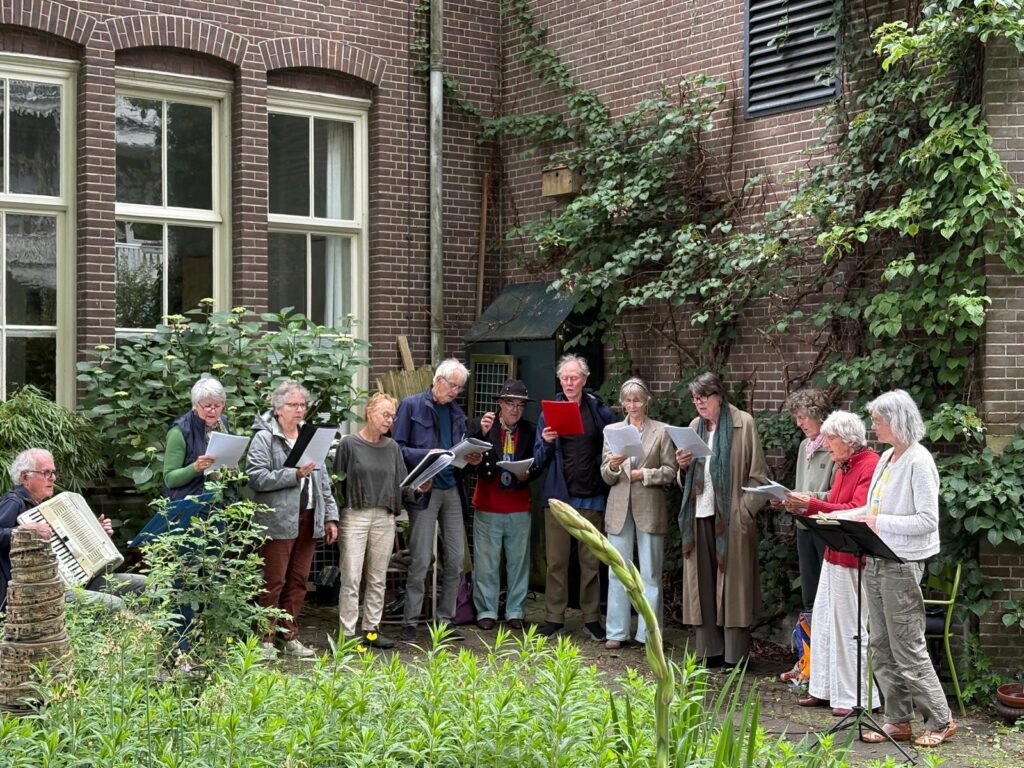 Pauzekoor in de Oranjehof t.g.v. Open Tuinendag De Pijp 2026