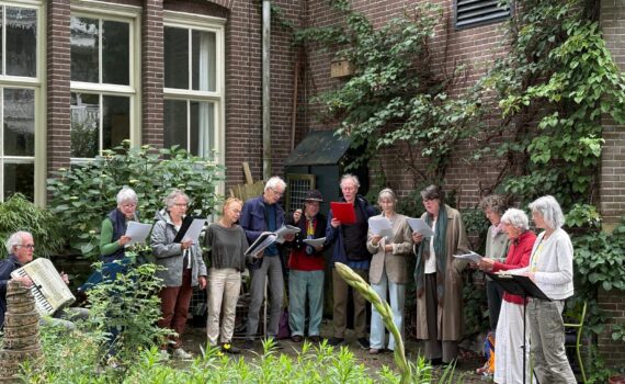 Pauzekoor in de Oranjehof t.g.v. Open Tuinendag De Pijp 2026